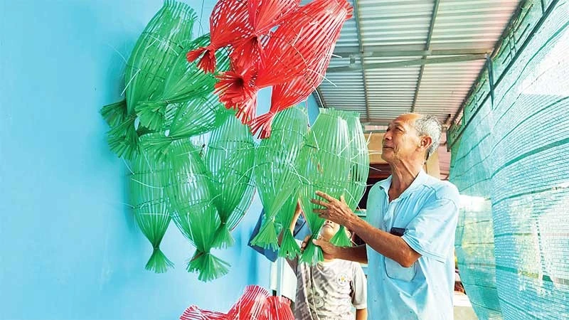 Sản phẩm của ông Nguyễn Văn Lẹ được làm bằng dây nhựa buộc gạch bỏ đi tại các công trình xây dựng.