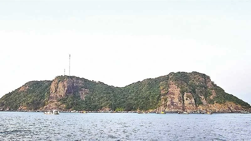 Một góc cụm đảo Hòn Chuối nằm trong Khu bảo tồn loài-sinh cảnh cấp tỉnh tại Cà Mau, nơi có đông đảo ngư dân phát triển nghề nuôi biển.