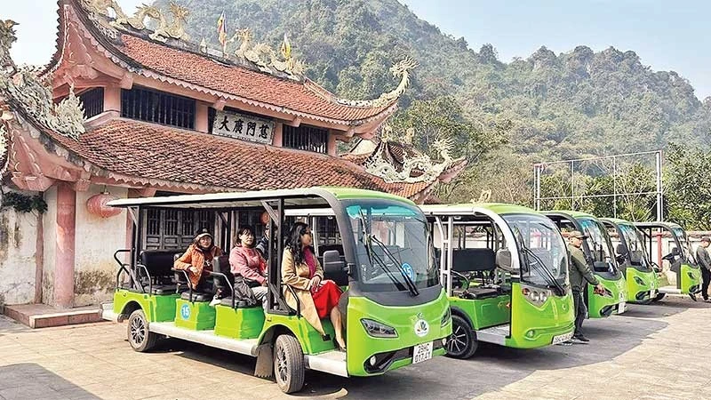 Đội xe điện đã sẵn sàng phục vụ du khách tham quan quần thể danh thắng Hương Sơn và dự Lễ hội chùa Hương năm 2026.