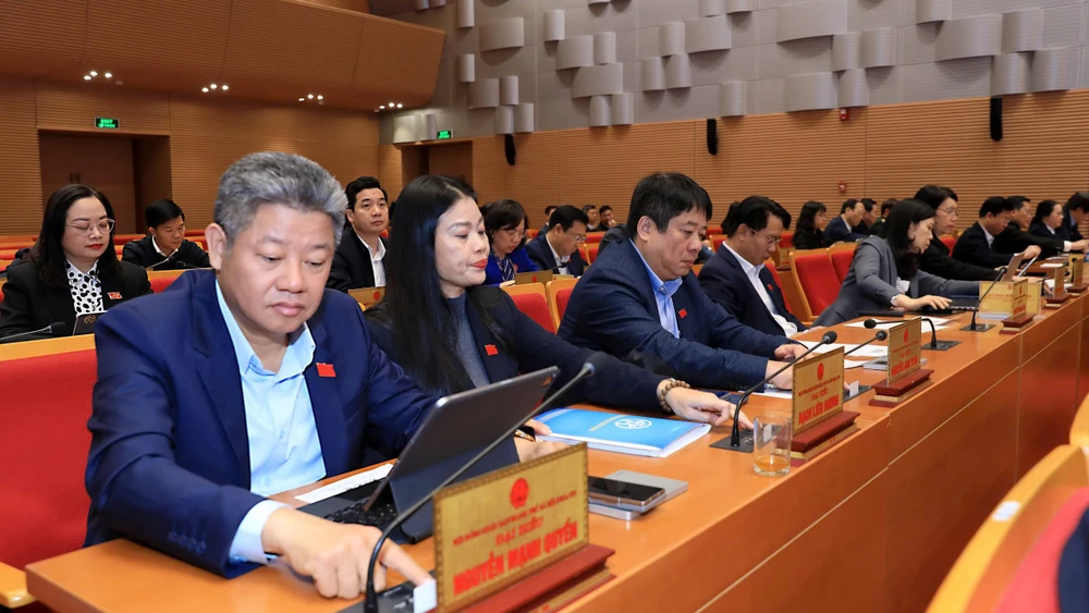 Các đại biểu Hội đồng nhân dân thành phố Hà Nội bấm nút biểu quyết thông qua Nghị quyết tại kỳ họp thứ 29.