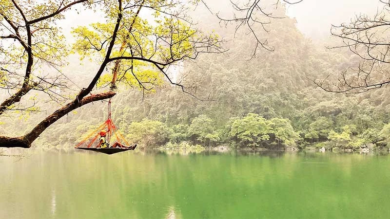 Trải nghiệm nghỉ ngơi trên hồ Lân Ty.