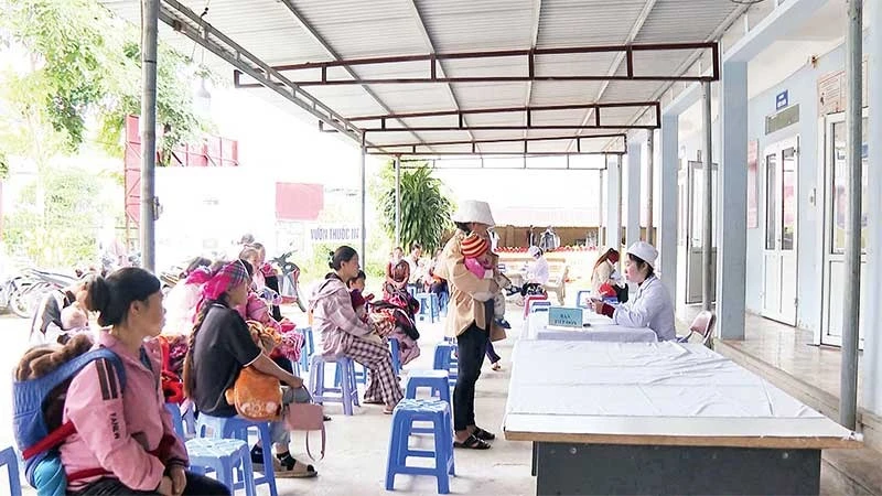 Người dân đến khám, chữa bệnh tại Trạm y tế xã Khun Há.