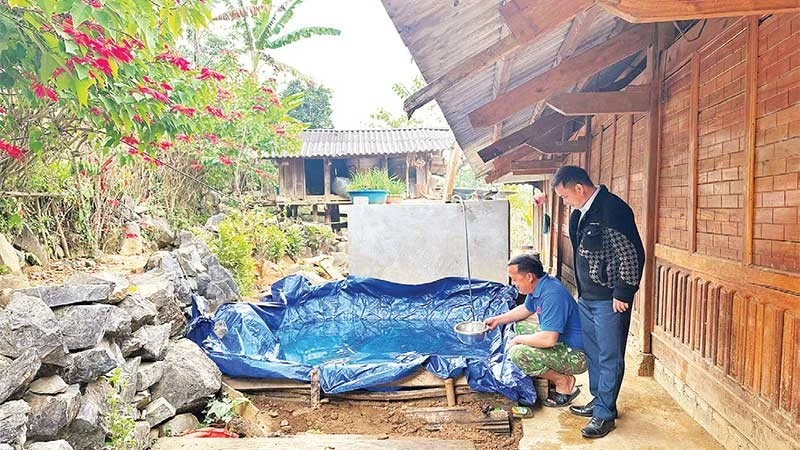 Chủ động khắc phục khó khăn do thiếu nước sản xuất, sinh hoạt vào mùa khô, người dân thôn Trung Thu, xã Sính Phình đã đầu tư xây bể chứa và làm bạt chứa nước phục vụ chăn nuôi, sinh hoạt.