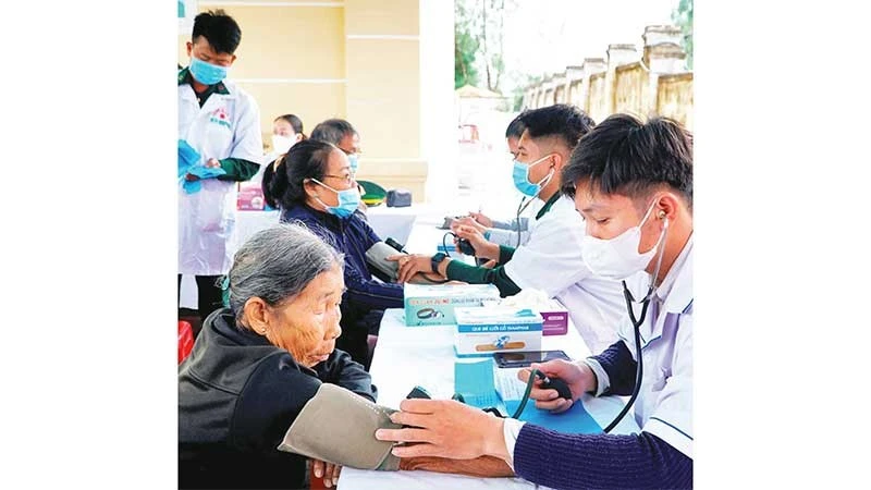 Quân y Bộ đội Biên phòng tỉnh Gia Lai khám sức khoẻ cho người dân xã Phù Mỹ Đông.