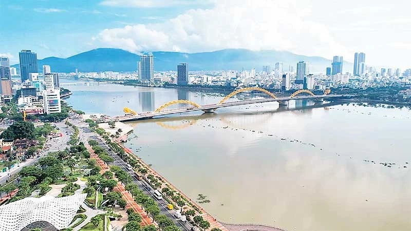Toàn cảnh khu vực trung tâm thành phố Đà Nẵng nhìn từ sông Hàn.