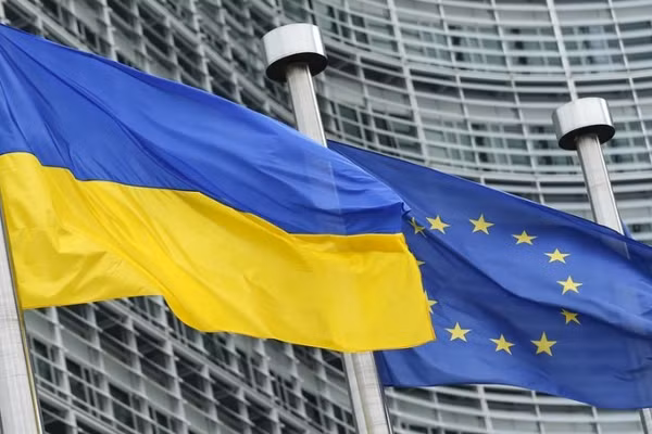 Cờ của Ukraine và Liên minh châu Âu bên ngoài trụ sở Ủy ban châu Âu tại Brussels, Bỉ. (Ảnh: Xinhua)