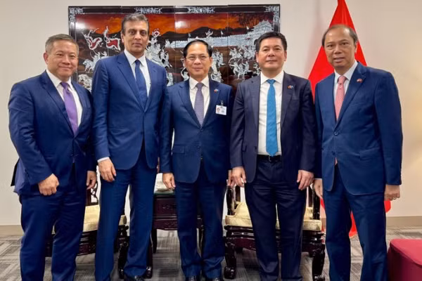 Phó Thủ tướng Bùi Thanh Sơn tiếp Chủ tịch, Giám đốc điều hành Tập đoàn Fedex. (Ảnh: Bộ Ngoại giao)
