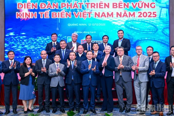 Các đại biểu tham dự diễn đàn chụp ảnh lưu niệm.