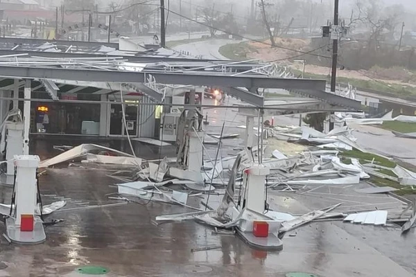 Một trạm xăng bị hư hại do ảnh hưởng bão Melissa ở Montego Bay, Jamaica, ngày 28/10/2025. (Ảnh: Jamaica Observer/Tân Hoa xã)