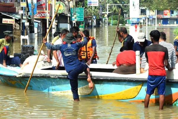 Người dân bị ảnh hưởng bởi lũ lụt ở Colombo, Sri Lanka được đưa đến nơi an toàn bằng thuyền, ngày 1/12/2025. (Ảnh: Xinhua)