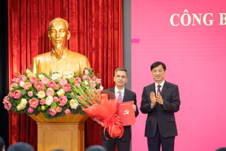 Đồng chí Nguyễn Duy Ngọc trao Quyết định và chúc mừng tân Phó Chánh Văn phòng Trung ương Đảng Võ Thành Hưng. (Ảnh: SƠN TÙNG)