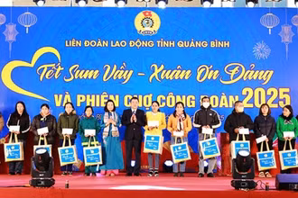 Đại diện lãnh đạo tỉnh Quảng Bình tặng quà Tết cho người lao động.