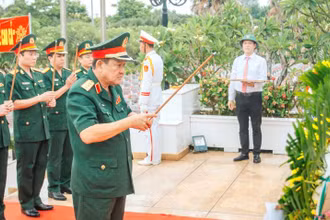Thượng tướng Võ Minh Lương, Ủy viên Trung ương Đảng, Thứ trưởng Quốc phòng dâng hương viếng các liệt sĩ