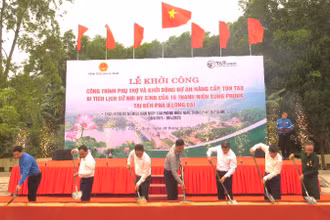 Lãnh đạo tỉnh Quảng Bình và các đại biểu thực hiện nghi thức khởi công dự án.