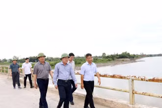Phó Chủ tịch tỉnh Quảng Bình Phan Phong Phú (đội mũ đi giữa) cùng lãnh đạo các ngành kiểm tra hiện trạng cầu sông Thai. (Ảnh: VM)