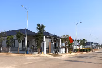 Khu tái định cư ở thị trấn Nông trường Việt Trung, huyện Bố Trạch (Quảng Bình) như một khu phố mới khang trang, hiện đại.