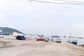 Cảng cá bến dịch vụ hậu cần nghề cá Mũi Ông, xã Quảng Đông, huyện Quảng Trạch.