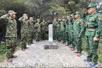 Lực lượng bảo vệ biên giới 2 nước Việt Nam và Lào làm lễ chào cột mốc quốc giới.