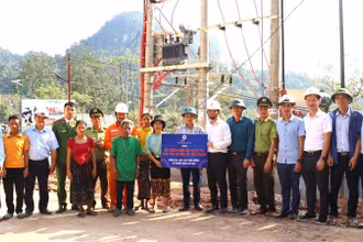 Các đại biểu và chính quyền xã Tân Trạch làm thủ tục đóng điện, đưa điện lưới quốc gia lên miền tây Quảng Bình.