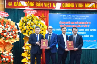 Lãnh đạo tỉnh Quảng Bình trao quyết định chủ trương đầu tư và giấy chứng nhận đăng ký đầu tư Khu công nghiệp Cam Liên cho nhà đầu tư.