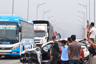 Vụ tai nạn giữa cầu Gianh làm tắc Quốc lộ 1A qua Quảng Bình chiều nay. (Ảnh: CTV)