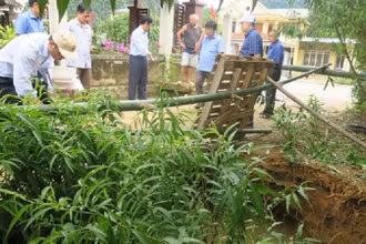 Đoàn công tác của Sở Khoa học và Công nghệ Quảng Bình khảo sát tình trạng hố sụt, lún đất ở thị trấn Quy Đạt.