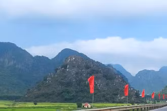 Thị trấn Phong Nha có nhiều núi đá vôi dưới tác động của các đợt mưa, lũ và thay đổi về nhiệt độ, thời tiết xuất hiện 1 vị trí rạn nứt lớn có nguy cơ cao bị sạt lở. 