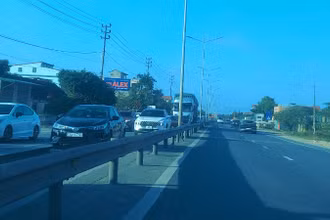 Quốc lộ 1 đoạn qua cầu Gianh ùn ứ phương tiện theo chiều từ bắc vào nam.