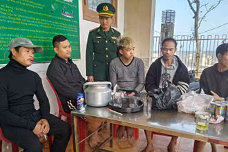 Các ngư dân Quảng Bình được cứu đưa vào bờ an toàn, hiện vẫn còn 1 người mất tích.