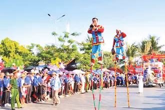 Biểu diễn cà kheo trong Ngày hội văn hóa thể thao của huyện Hải Hậu (Nam Định) năm 2024.