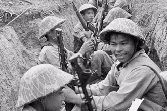 Phút thư giãn của bộ đội ta trong chiến hào trước giờ xung trận tại chiến trường Điện Biên Phủ. (Ảnh tư liệu)