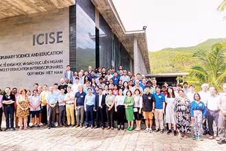 Các nhà khoa học chụp ảnh lưu niệm tại Trung tâm Quốc tế Khoa học và Giáo dục liên ngành (ICISE) ), thành phố Quy Nhơn (Bình Định).