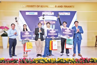 Các thí sinh đạt giải cao nhất ở bảng thi Đại học của cuộc thi “Xây dựng thương hiệu cá nhân” năm 2023. (Ảnh CTV)