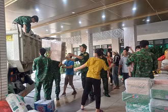Bốc xếp, vận chuyển hàng hóa cứu trợ tại cơ quan Ủy ban Mặt trận Tổ quốc tỉnh Cao Bằng.