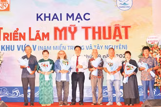 Lãnh đạo tỉnh Khánh Hòa tặng hoa các thành viên Hội đồng nghệ thuật của triển lãm. (Ảnh NT)