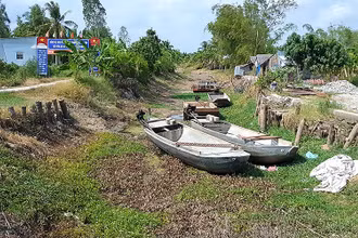 Kênh, rạch vùng ngọt huyện Trần Văn Thời (tỉnh Cà Mau) cạn khô vì nắng hạn.