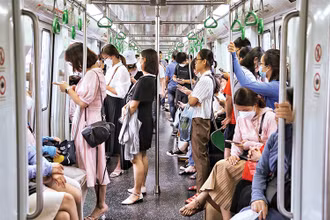 Nhiều người dân sử dụng tàu điện trên cao Cát Linh-Hà Đông làm phương tiện đi lại thường xuyên, giúp giảm tải giao thông trên trục xuyên tâm Hà Nội.