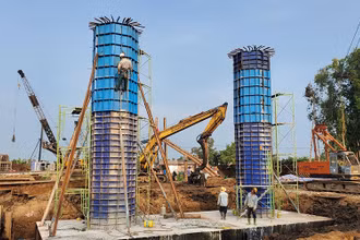 Thi công các hạng mục chủ chốt trên công trường cao tốc Cần Thơ-Cà Mau.