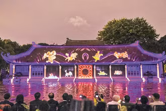 Khách du lịch thích thú tham gia tour đêm tại Văn Miếu-Quốc Tử Giám.
