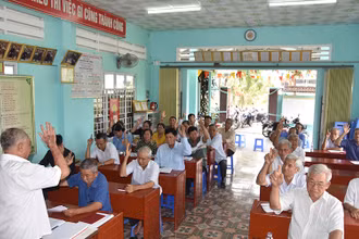 Đảng viên biểu quyết tại một cuộc họp chi bộ trên địa bàn xã Mỹ Phong, thành phố Mỹ Tho.