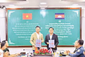 Đại diện Ban Chuyên trách tỉnh Kiên Giang và Ban Chuyên trách tỉnh Pearh Sihanouk (Campuchia) tại buổi ký kết.