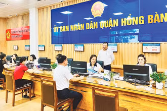 Giải quyết thủ tục hành chính tại bộ phận một cửa UBND quận Hồng Bàng (Hải Phòng).