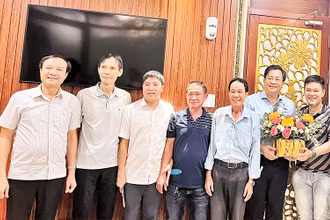 Đại diện Công ty cổ phần Đầu tư Lê Bảo Minh trao thưởng cho các kỳ thủ đạt thành tích cao của Thành phố Hồ Chí Minh.