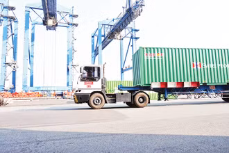 Vận chuyển hàng hóa xuất, nhập khẩu tại cảng Cát Lái, thành phố Thủ Đức.