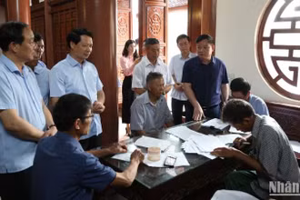 Các đồng chí lãnh đạo tỉnh Thái Bình kiểm tra hoạt động lấy ý kiến cử tri tại xã Quỳnh Hội (huyện Quỳnh Phụ).