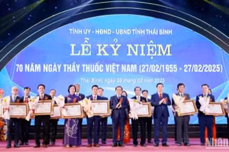 Trao tặng danh hiệu Thầy thuốc Ưu tú cho 35 y, bác sĩ, điều dưỡng tỉnh Thái Bình.