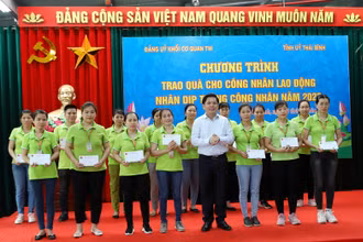 Đồng chí Nguyễn Văn Thể, Ủy viên Trung ương Đảng, Bí thư Đảng ủy Khối các cơ quan Trung ương tặng quà cho công nhân Nhà máy 6, Công ty Tân Đệ.