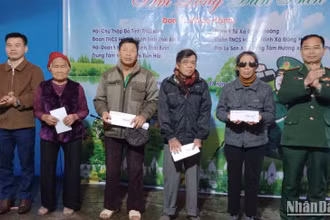 Tặng quà cho người nghèo, gia đình chính sách tại xã Đông Hoàng (huyện Tiền Hải, tỉnh Thái Bình).