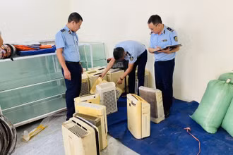 Lực lượng quản lý thị trường kiểm tra, xử lý máy làm khô quần áo nhập lậu. (Ảnh: Cục Quản lý thị trường tỉnh Thái Bình cung cấp)