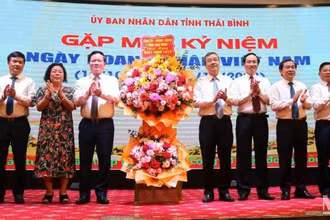 Lãnh đạo tỉnh Thái Bình tặng hoa chúc mừng cộng đồng doanh nghiệp.